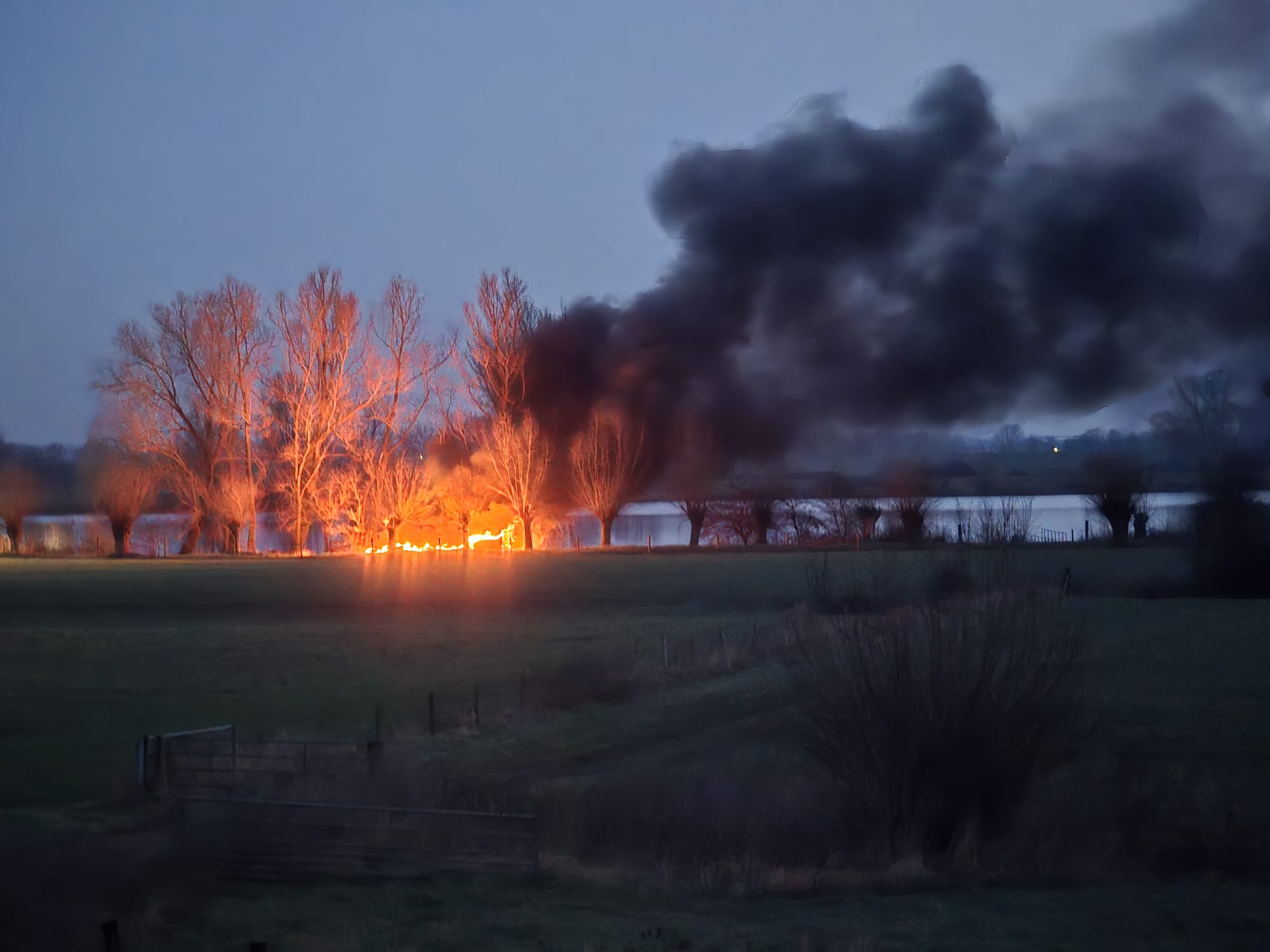 Buitenbrand, rookwolken vanaf grote afstand al zichtbaar