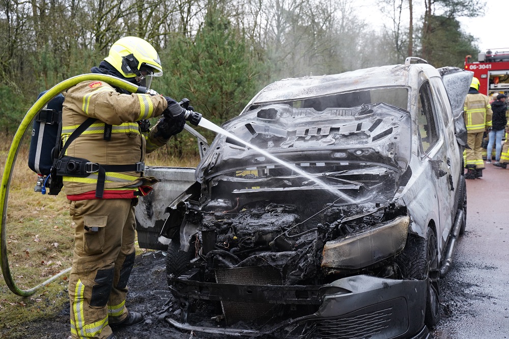 Bestelwagen vliegt in brand, inzittenden ongedeerd