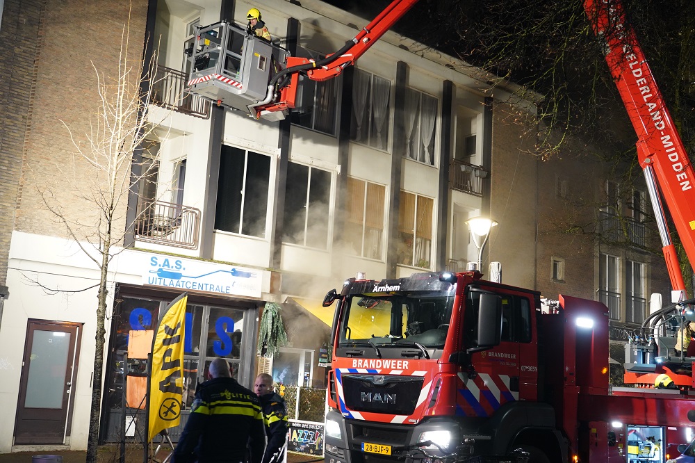 Brand in restaurant in het centrum van Arnhem, woningen erboven ontruimd