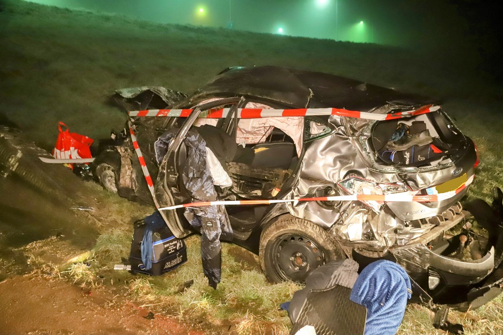 Auto gelanceerd en slaat meerdere keren over kop