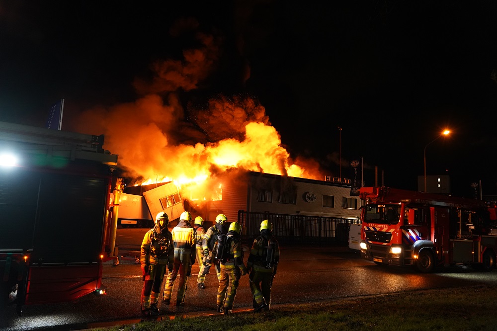 Grote brand legt bedrijf in de as, meerdere explosies