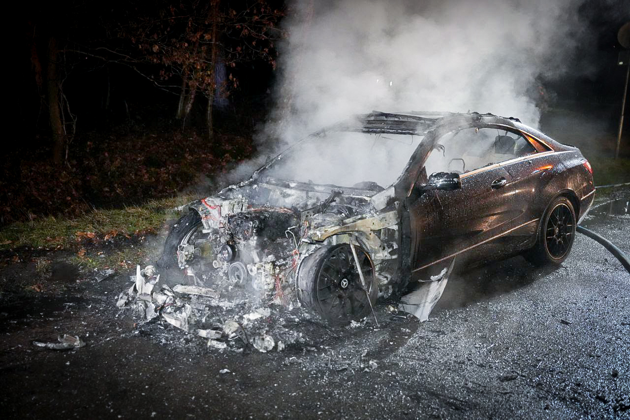 Auto volledig uitgebrand, oorzaak nog onbekend