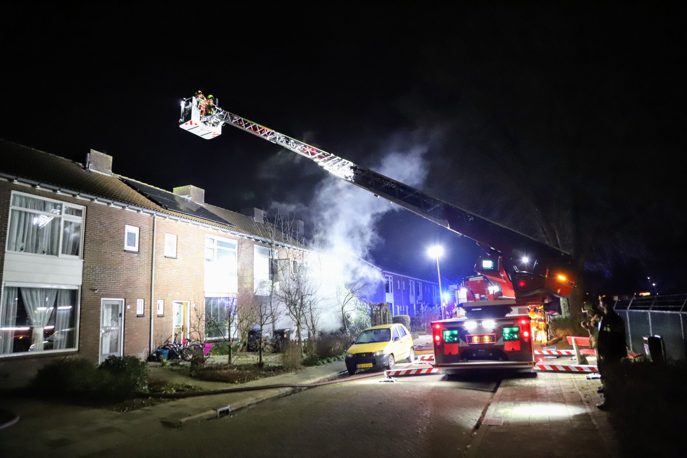 Uitslaande brand bij woning, bewoner lag te slapen
