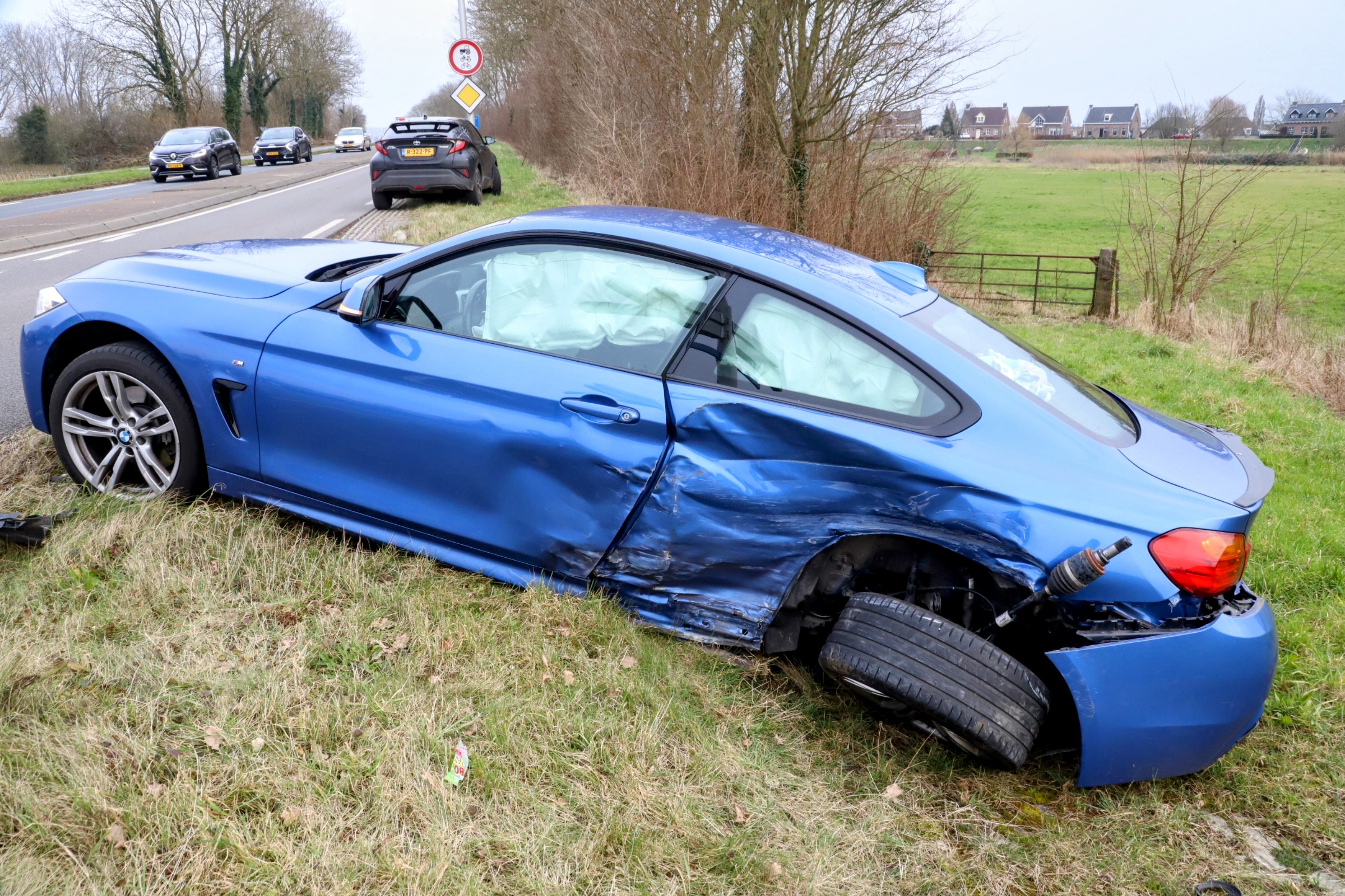Veel schade bij flink ongeval op kruising