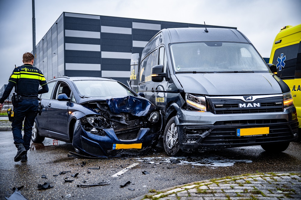 Gewonde en veel schade door botsing tussen auto en bestelbus