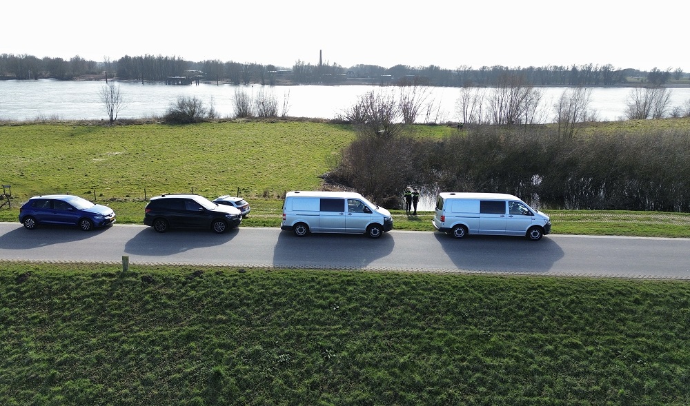 Lichaam aangetroffen in het water, politie doet onderzoek