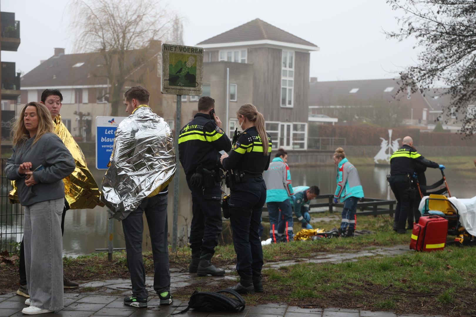 Jongens redden oudere vrouw uit water
