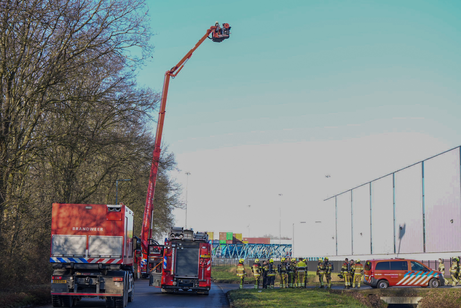 Grote brand bij bedrijf op bedrijventerrein