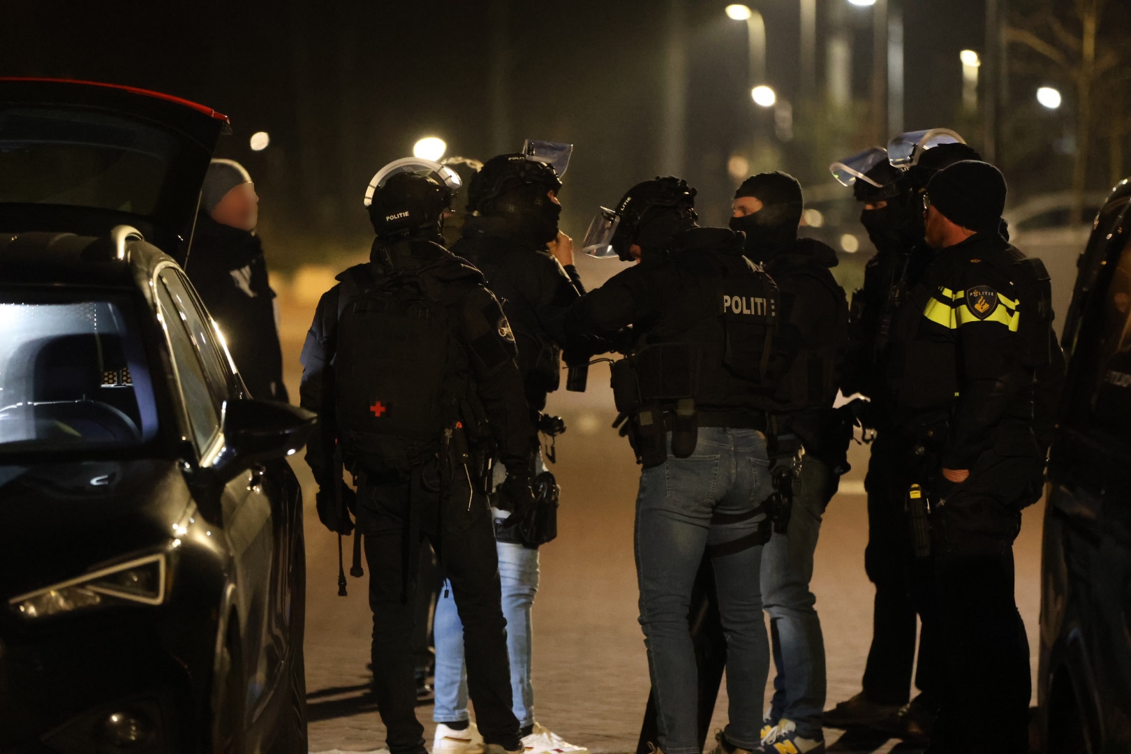 Arrestatie-eenheid doet inval en treft mogelijk jachtgeweer aan