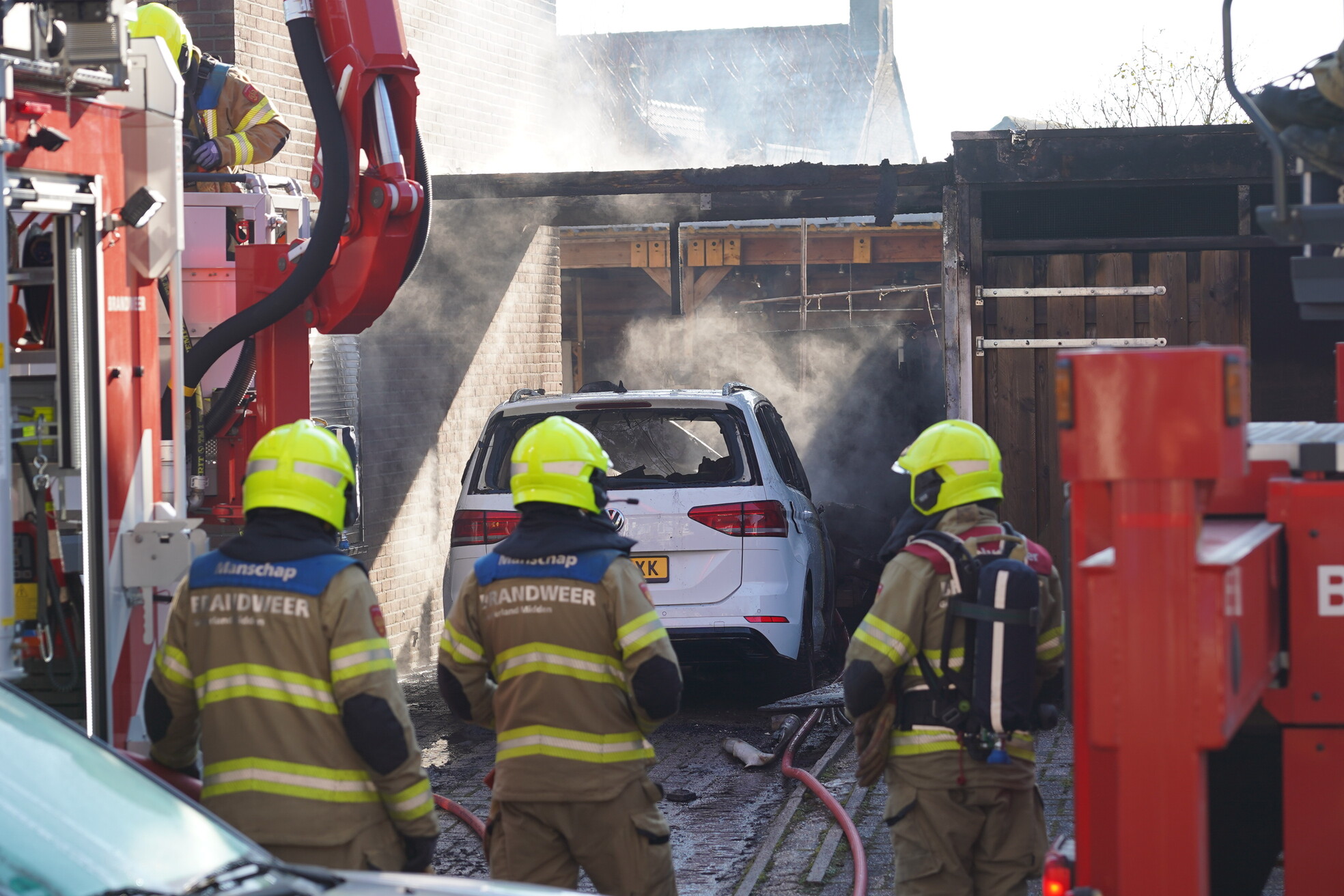 Carpoort naast woning vliegt in brand