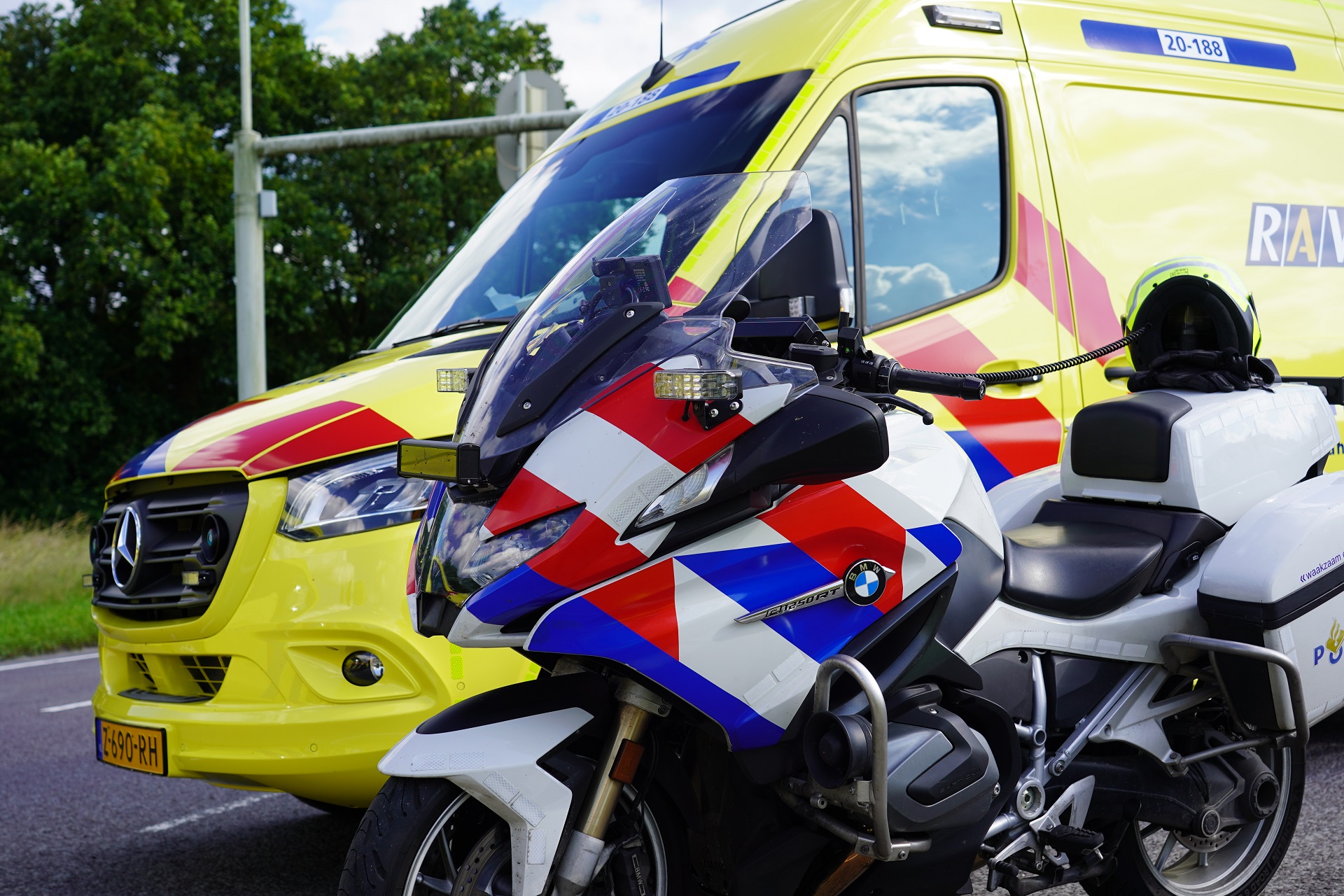 Meisje (17) zonder rijbewijs rijdt agenten aan