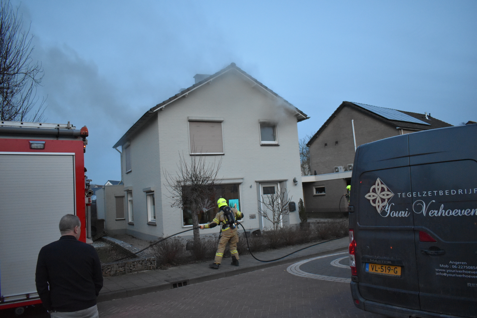 Bewoner uit brandende woning gered