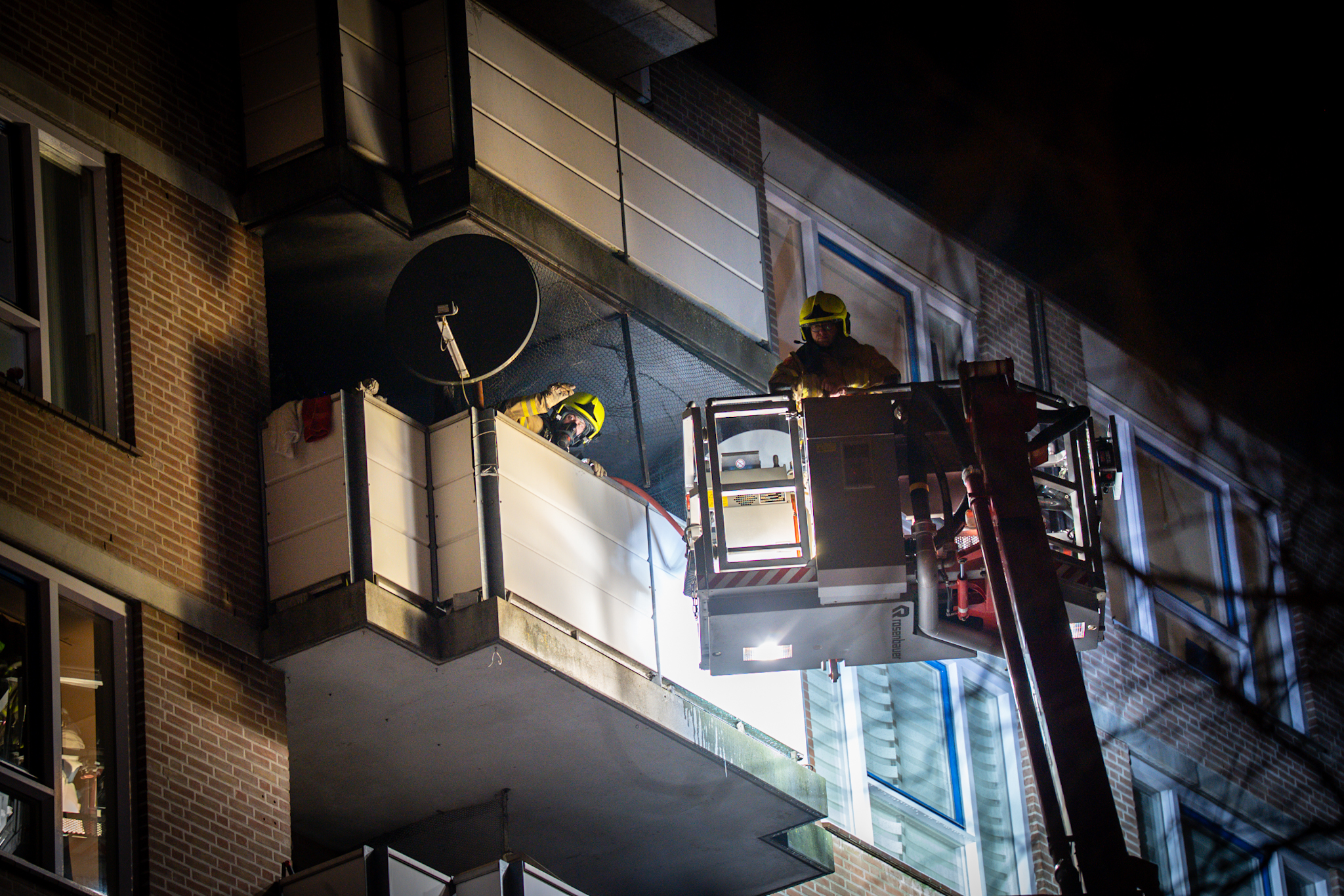 Kokkerellen gaat fout, flatbalkon vliegt in brand