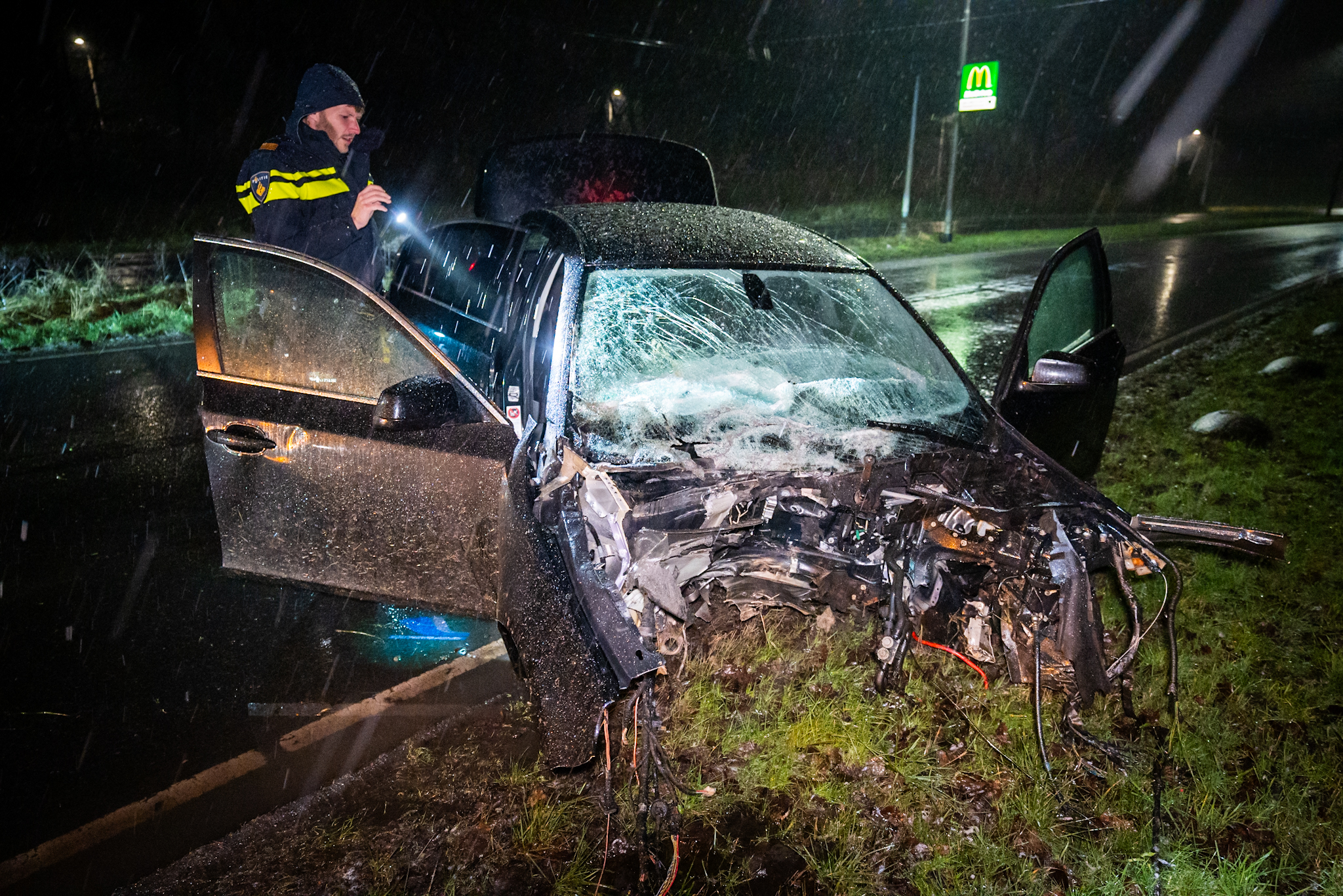Automobilist crasht tegen trolleymast
