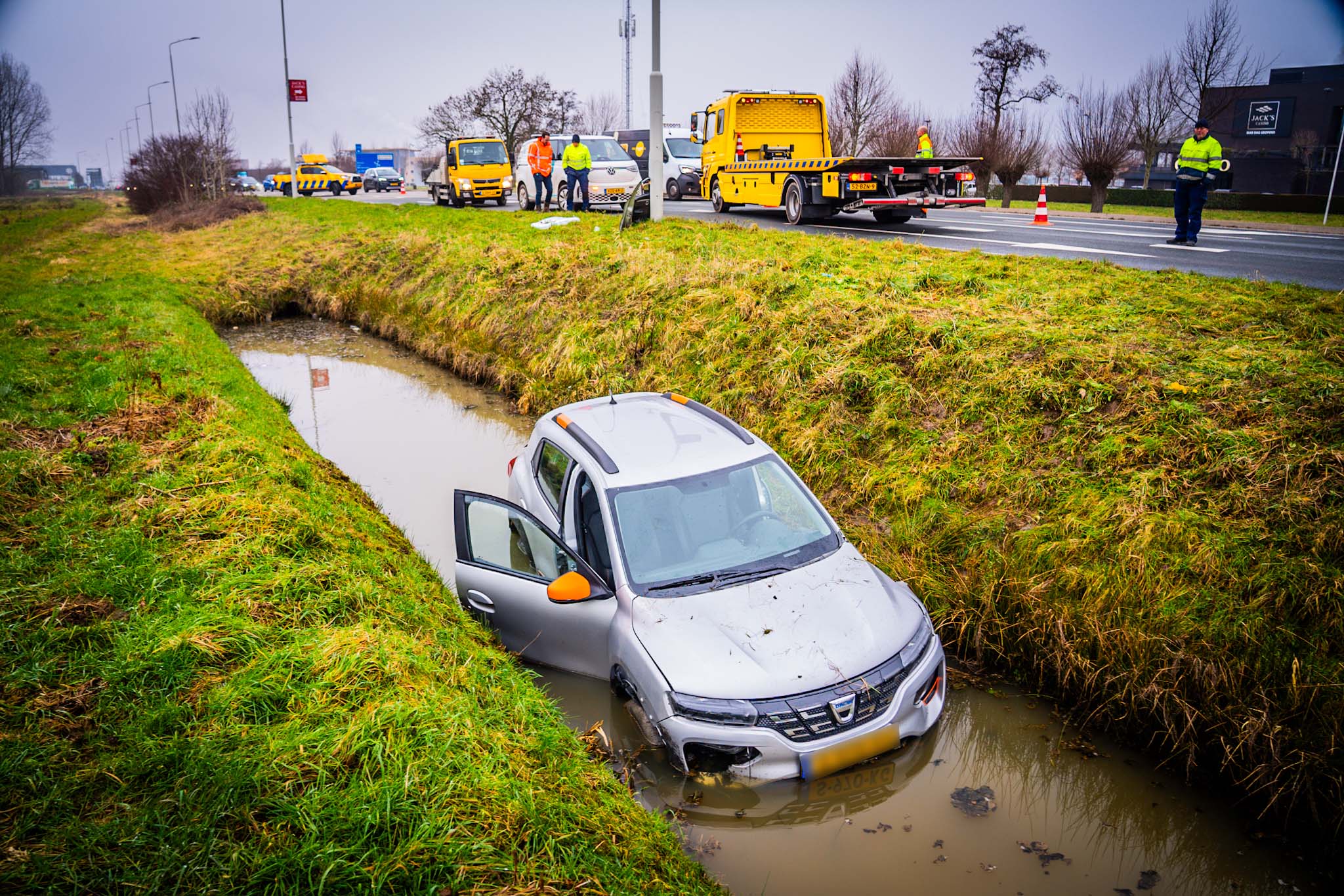 Automobilist belandt in de sloot