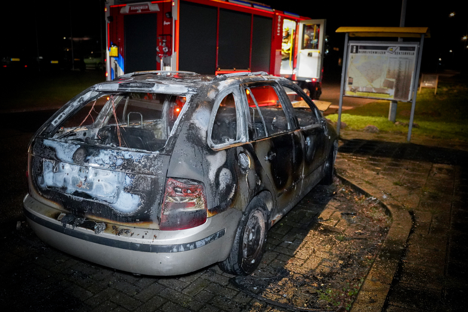 Auto brandt uit op parkeerplaats, vermoedelijk brandstiching