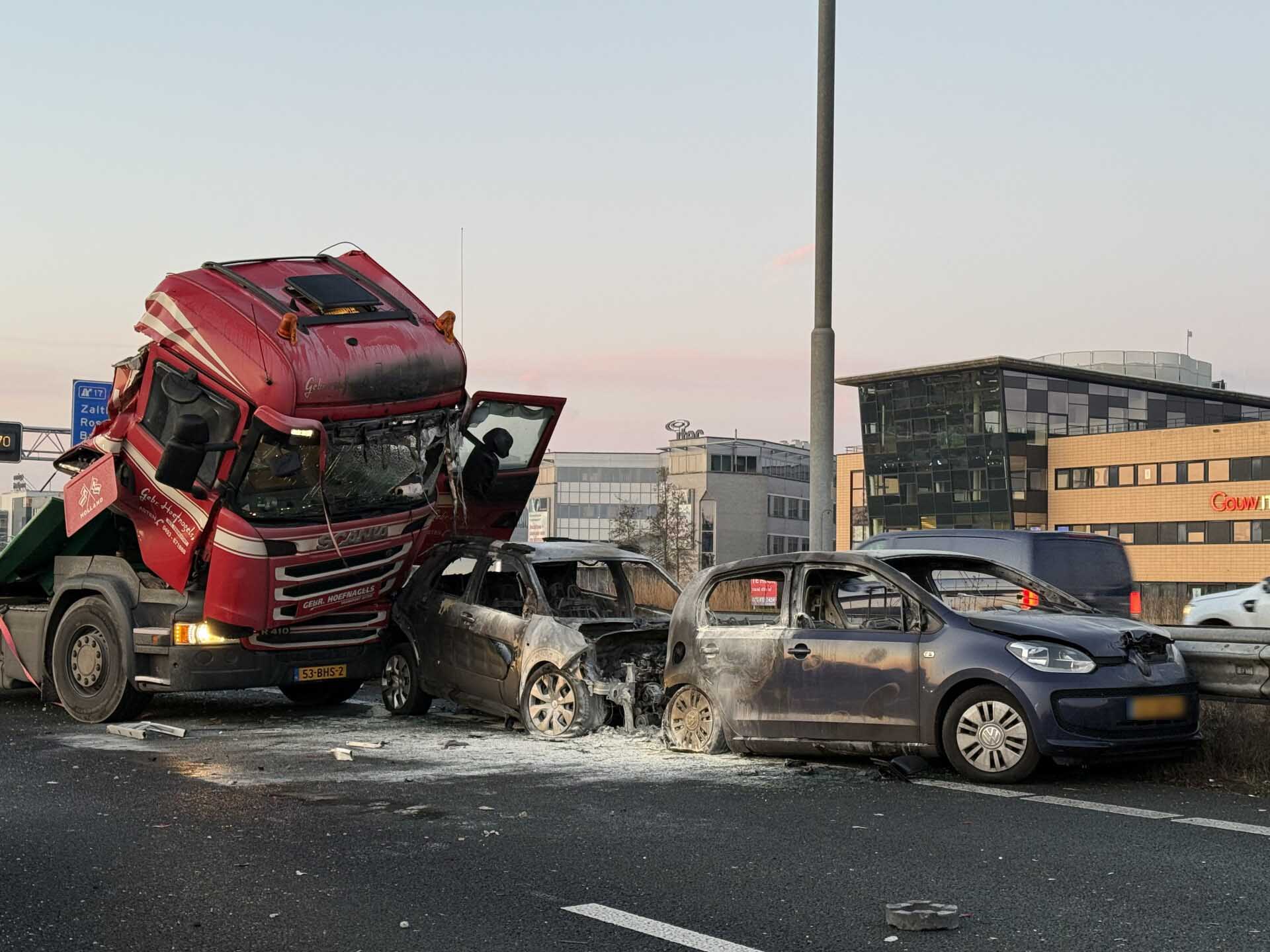 Ernstig ongeval met auto’s en vrachtwagen op de A2 [VIDEO]