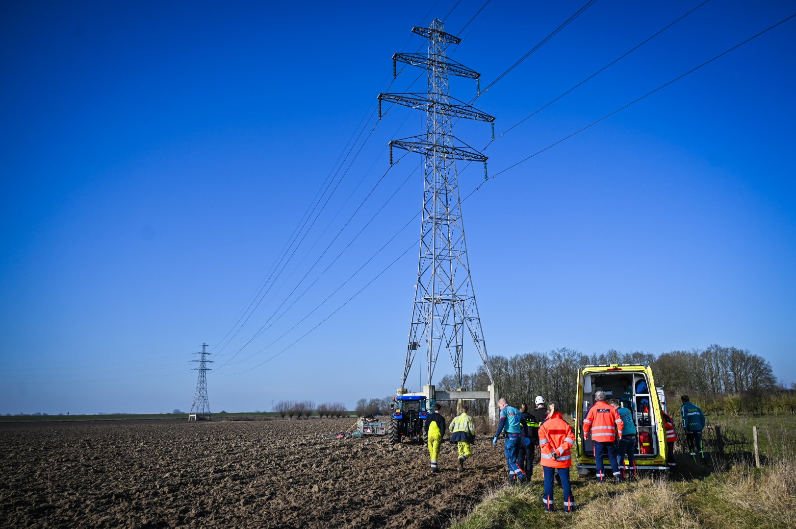 Monteur valt van hoogte tijdens onderhoud hoogspanningsmast