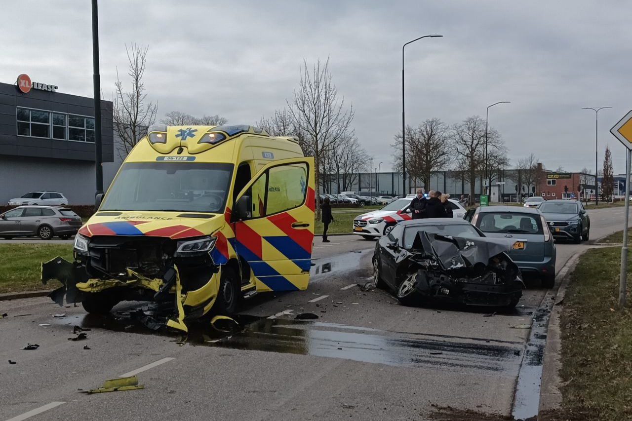 VIDEO: Ambulance met toeters en bellen botst frontaal op auto