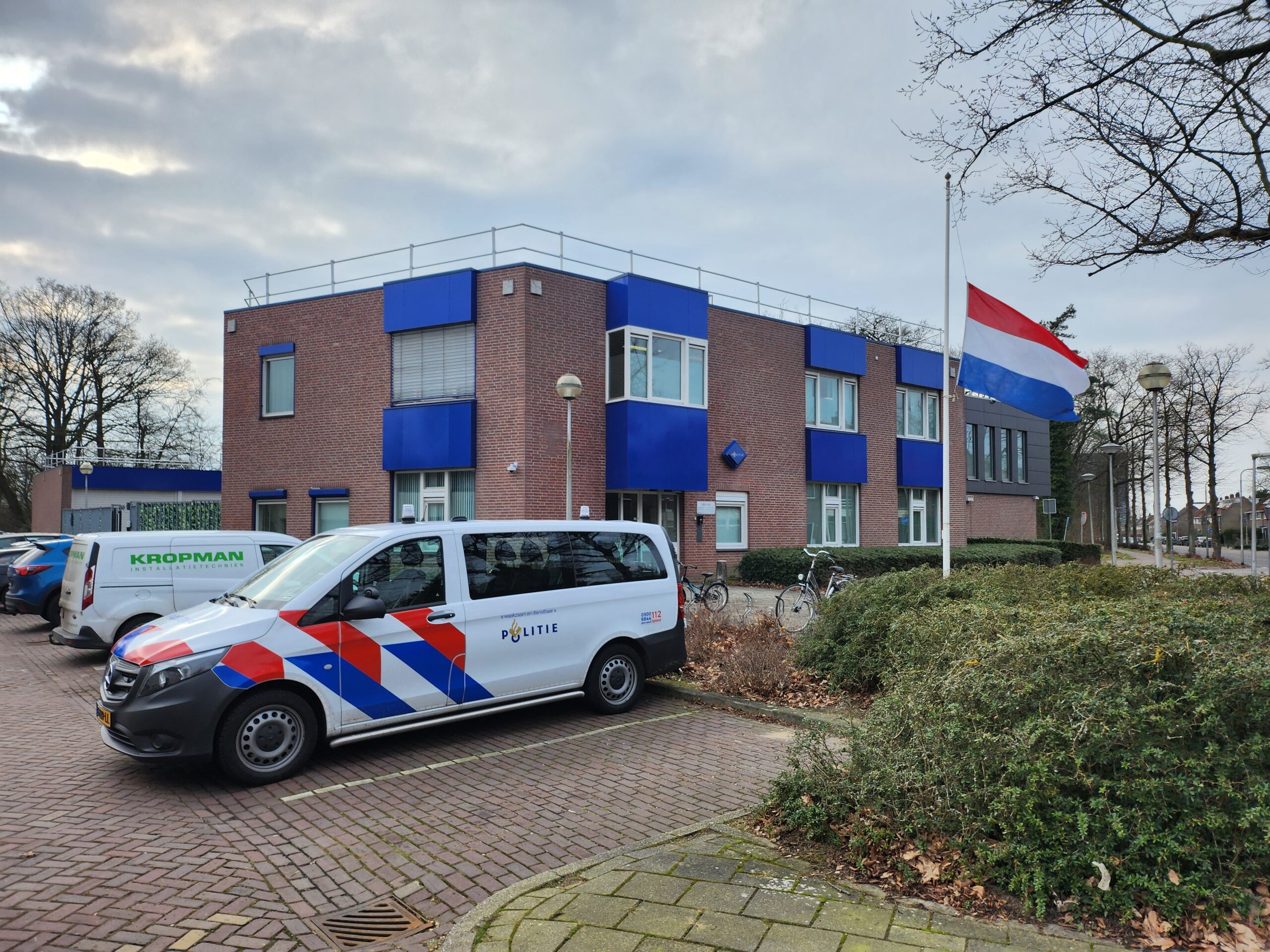 Vlaggen bij politiebureau’s halfstok voor overleden motoragent