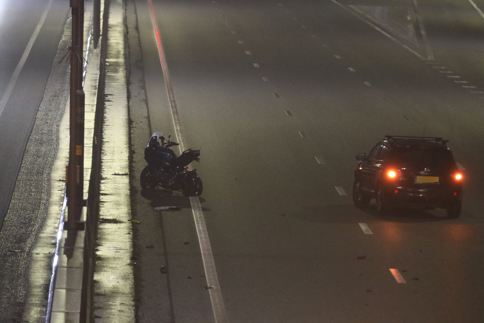 Ernstig ongeval met motorrijder op snelweg; weg nog hele avond dicht