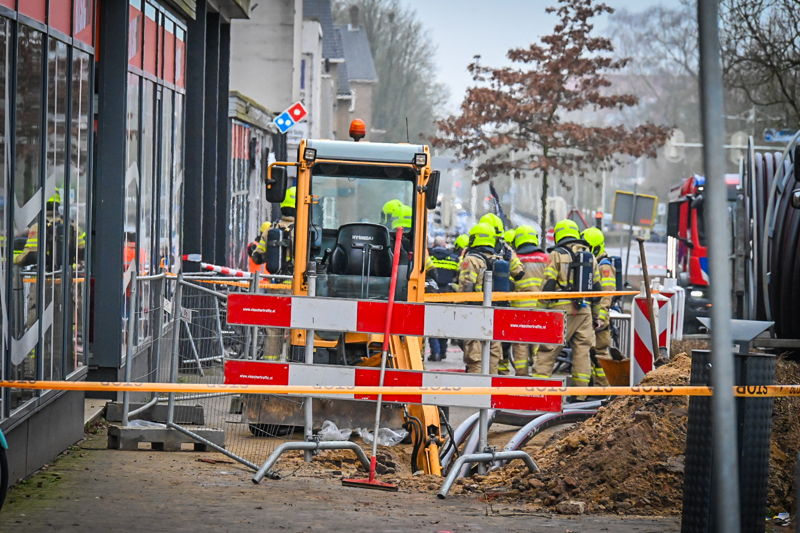 Grote inzet hulpdiensten voor gaslekage door weggezakte grond