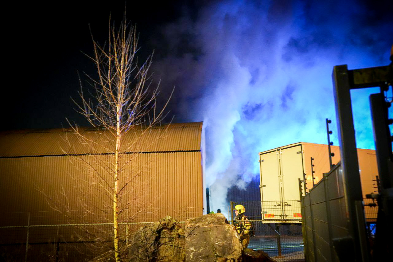 Flinke brand in loods vol met kermisbenodigdheden