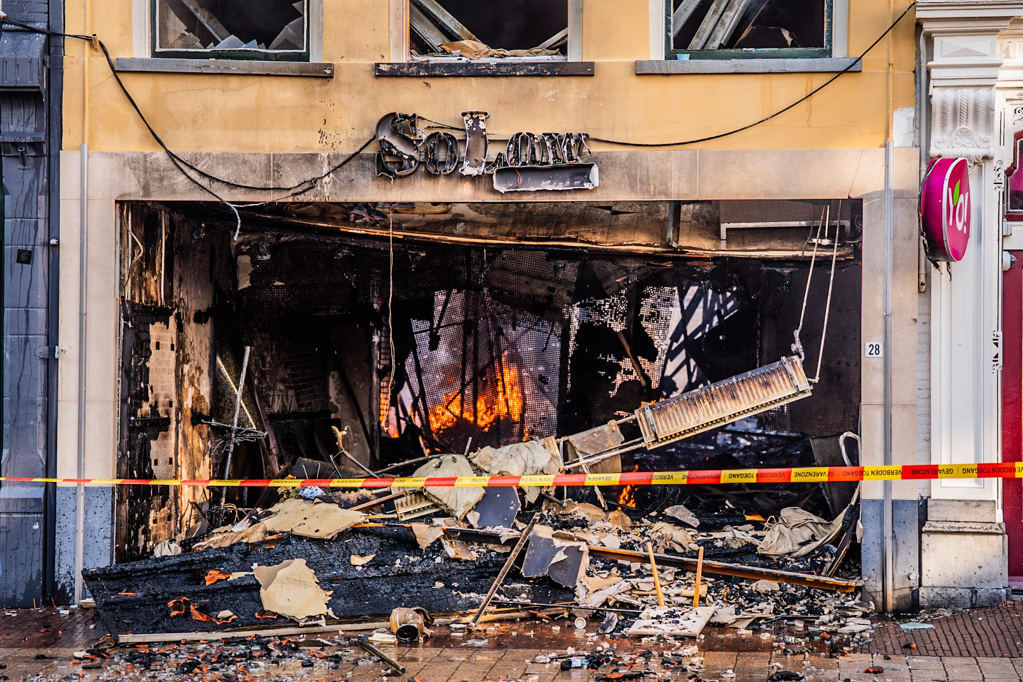 Mogelijk nog mensen onder puin bij mega brand in binnenstad