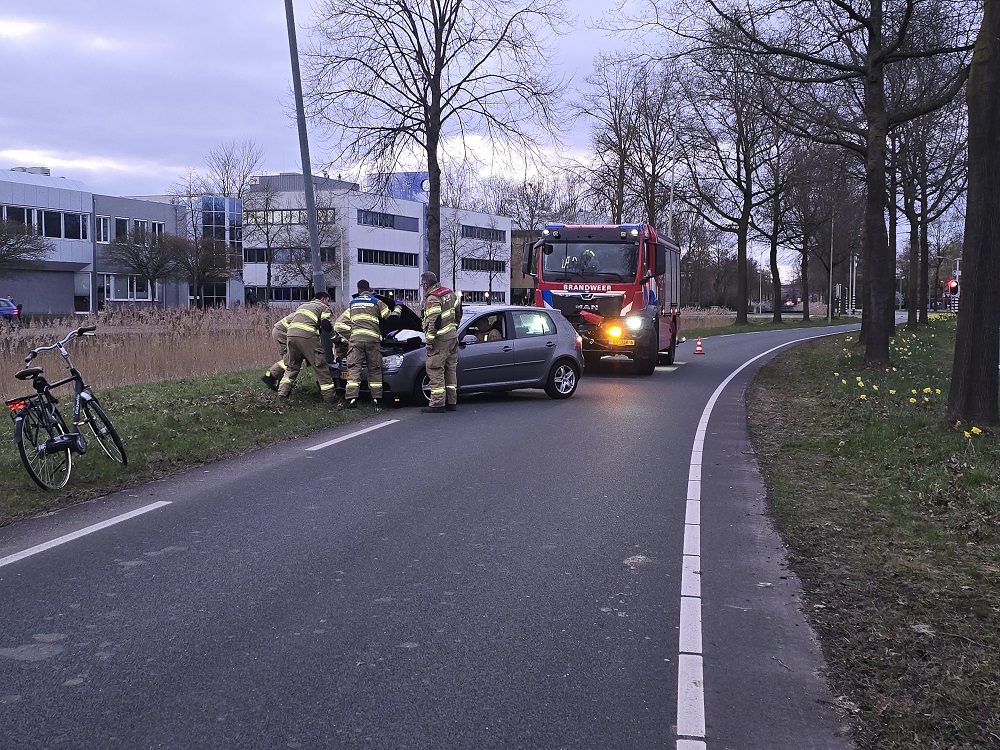 Auto botst tegen lantaarnpaal, bestuurder gewond