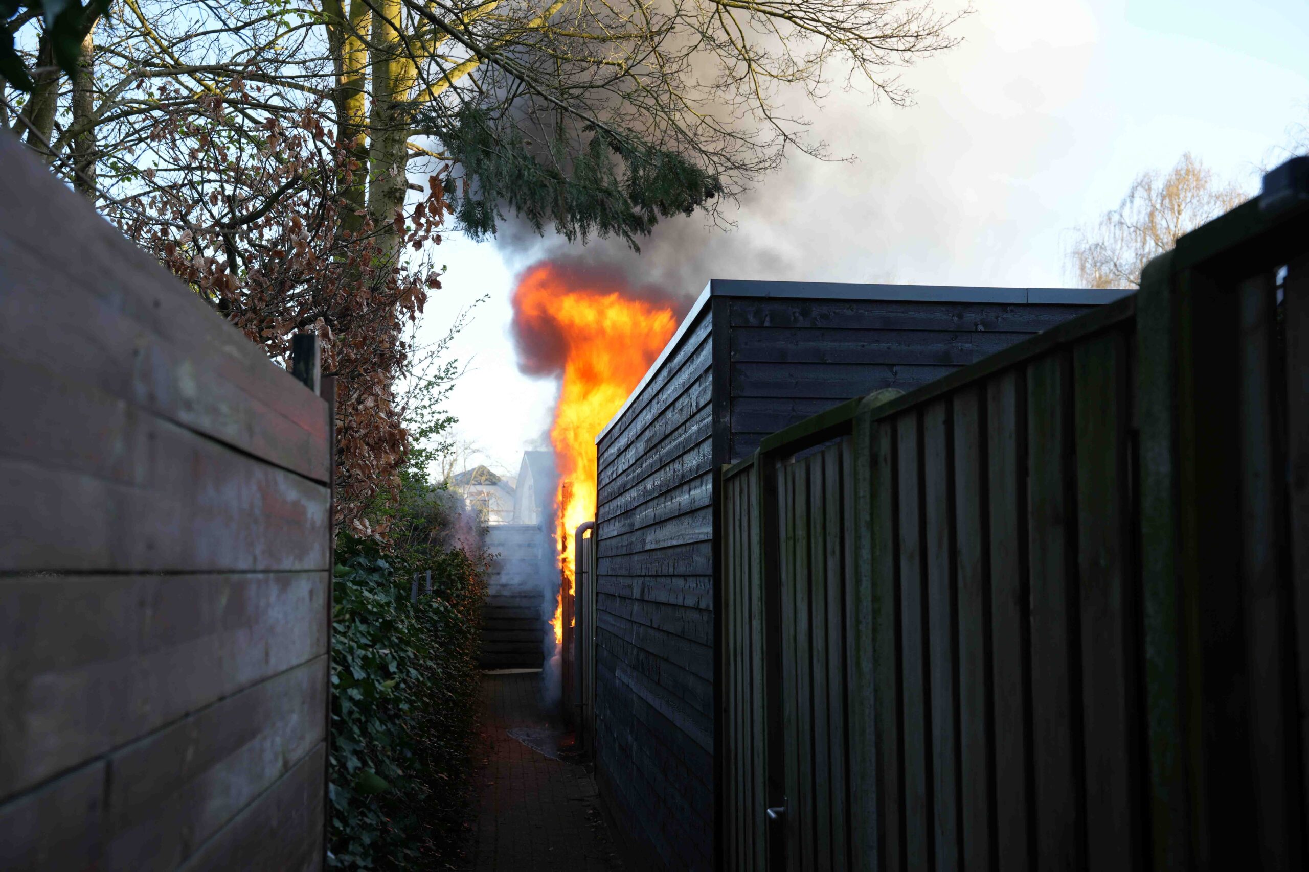 Schuur verwoest door brand, naastgelegen pand zwaar beschadigd