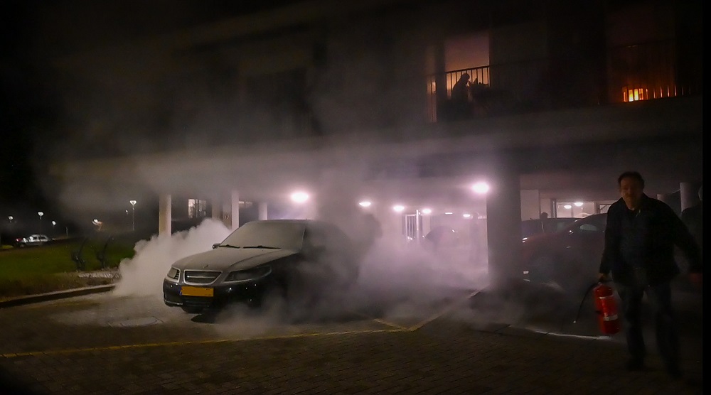 Autobrand in Arnhem snel geblust door buurtbewoners