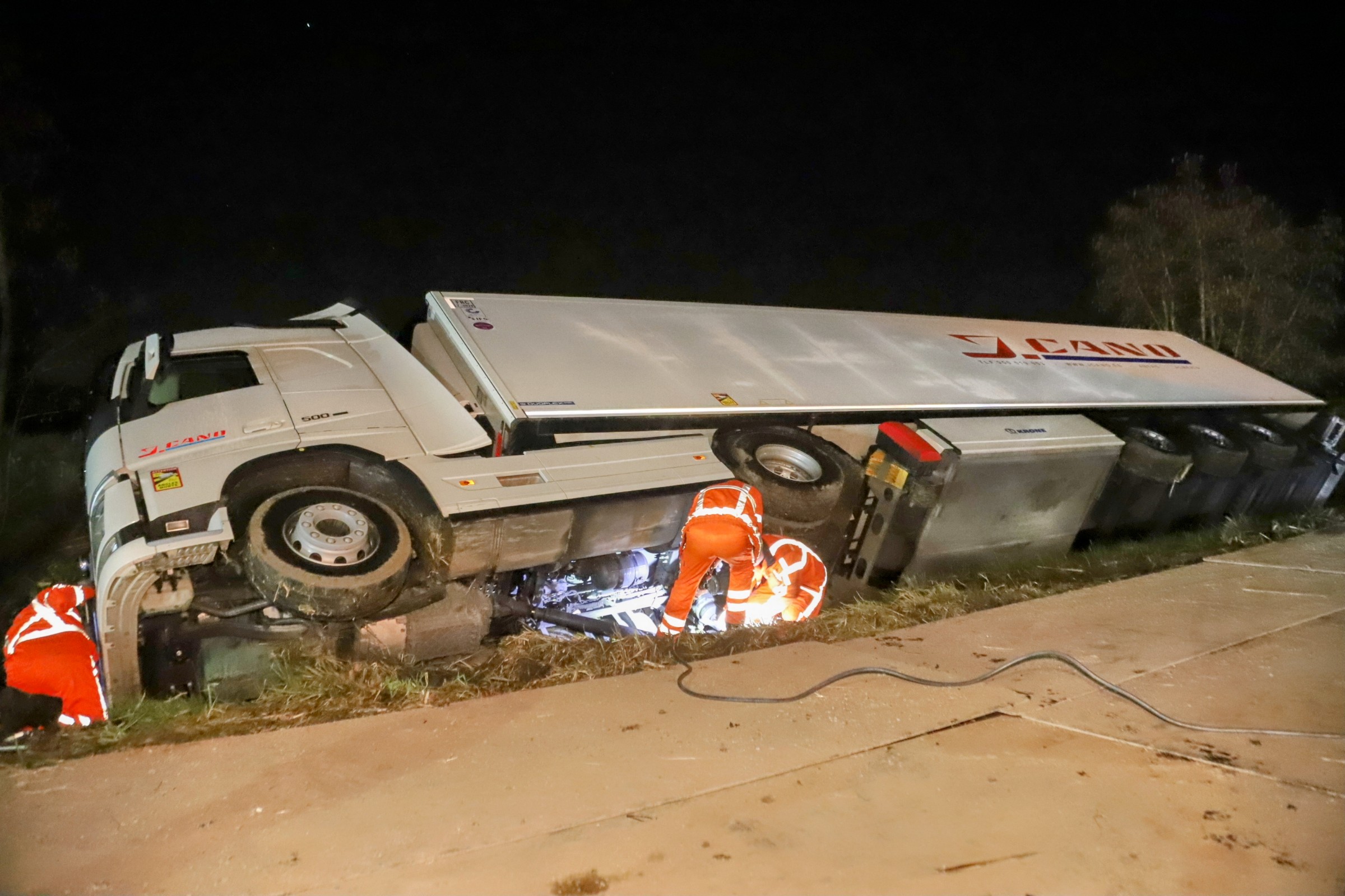 Vrachtwagen in sloot langs A15 zorgt voor afsluiting rijbaan