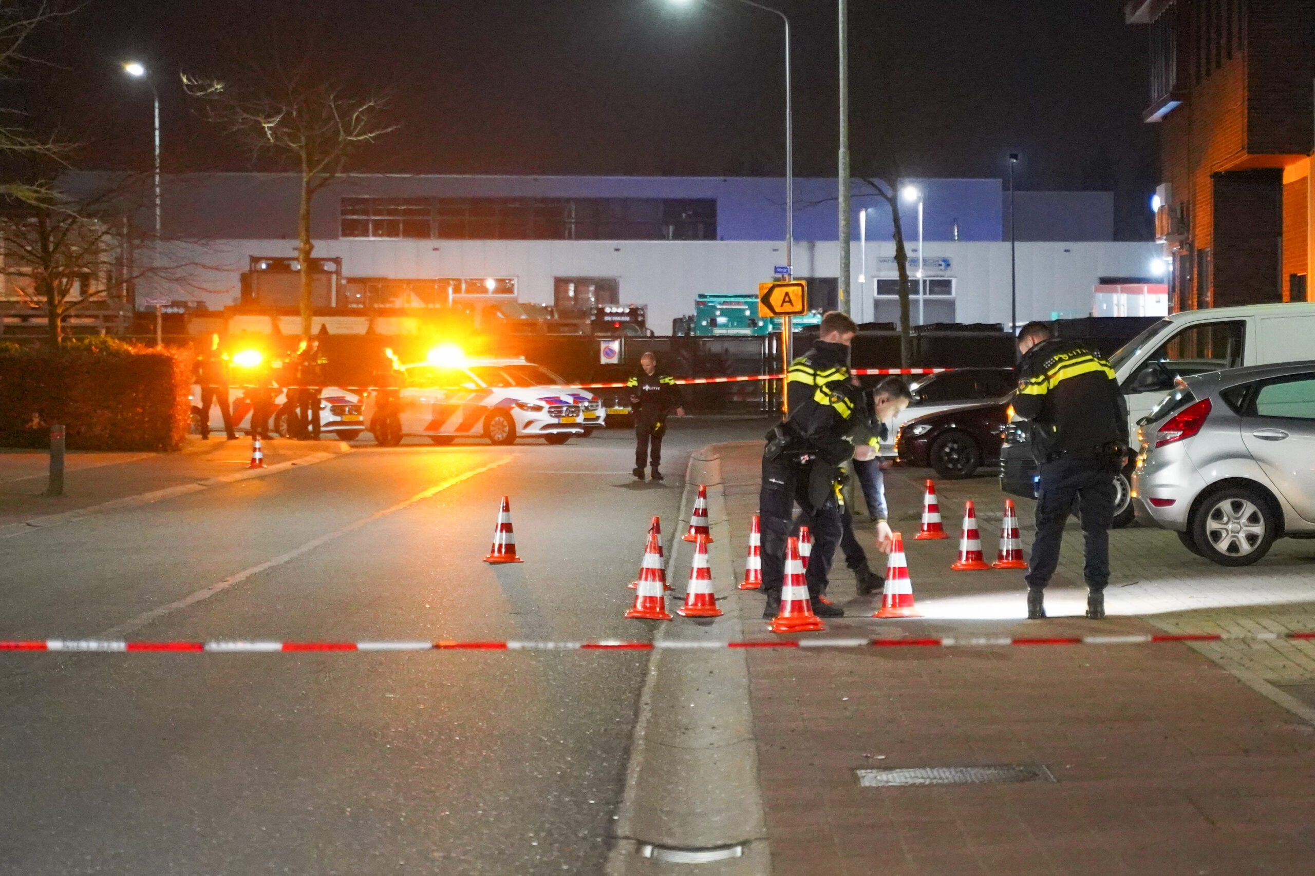 Bedrijfspand beschoten, kogelgaten in ruit aangetroffen