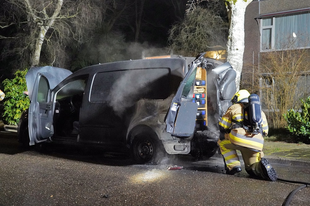 Politie onderzoekt brand in bestelbus