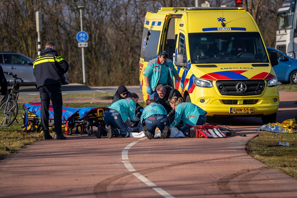 Vrouw zwaargewond na botsing op fietspad