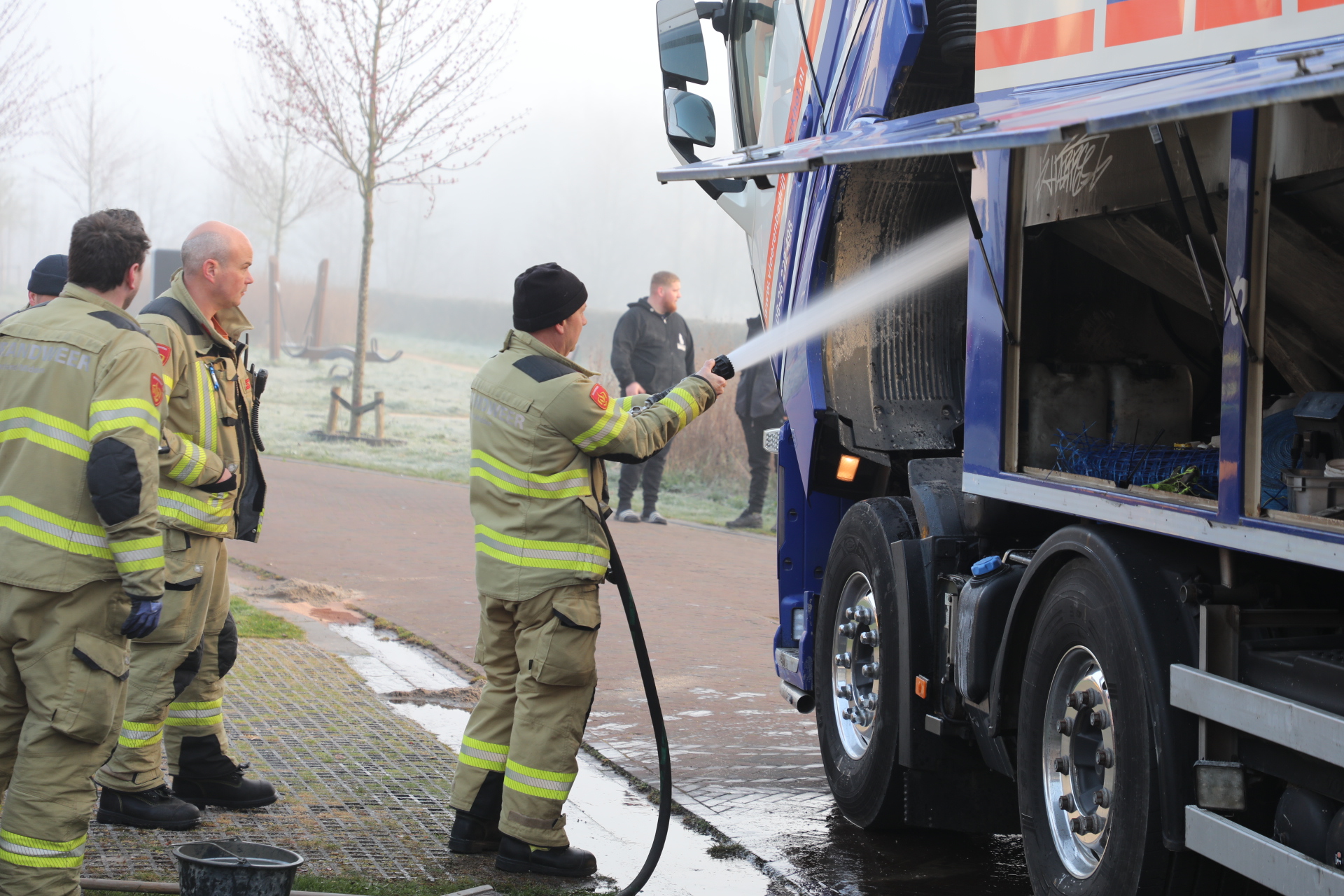 Vrachtwagen vliegt in brand door gebroken hydrauliekslang