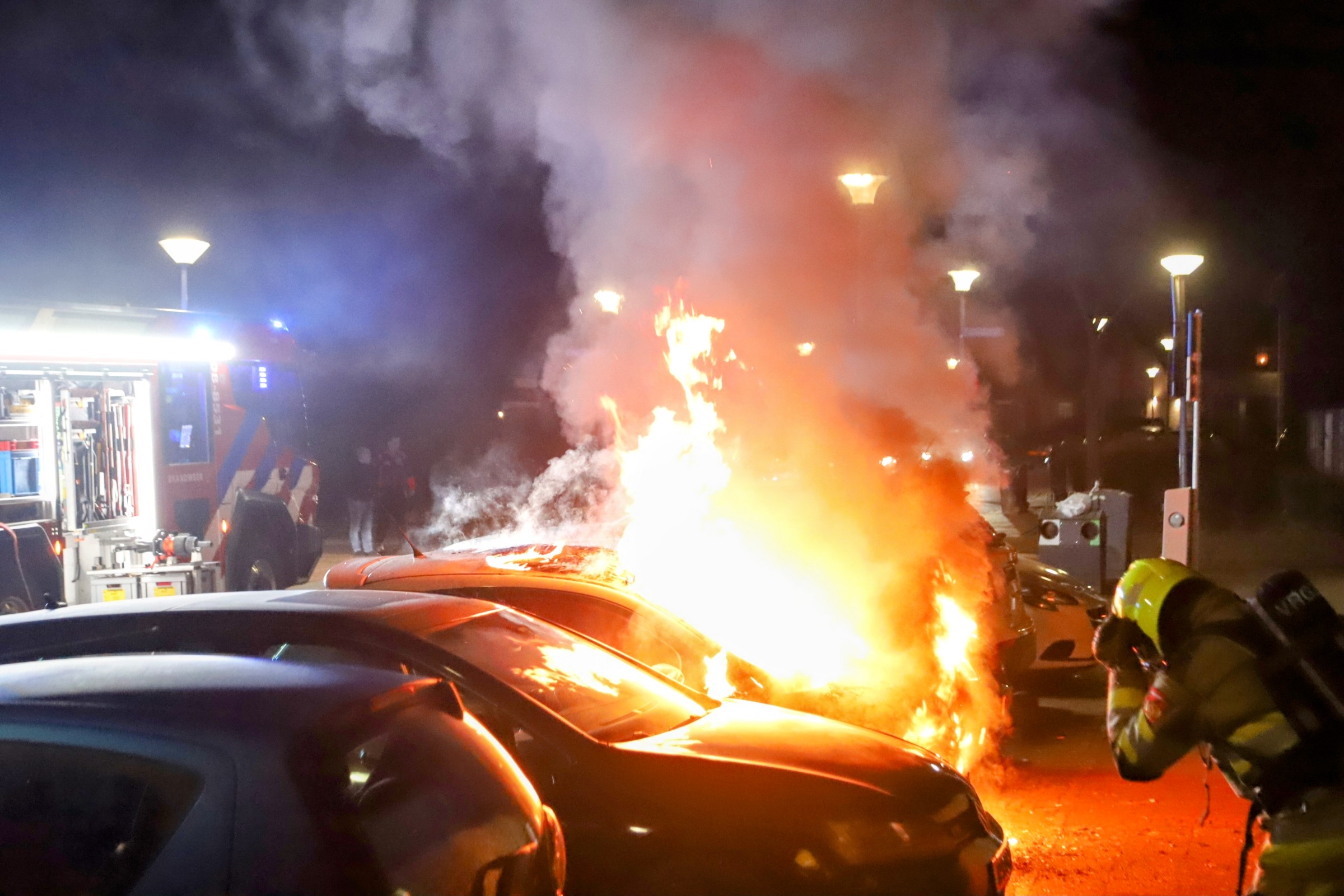 Geparkeerde auto door brand verwoest, mogelijk brandstichting