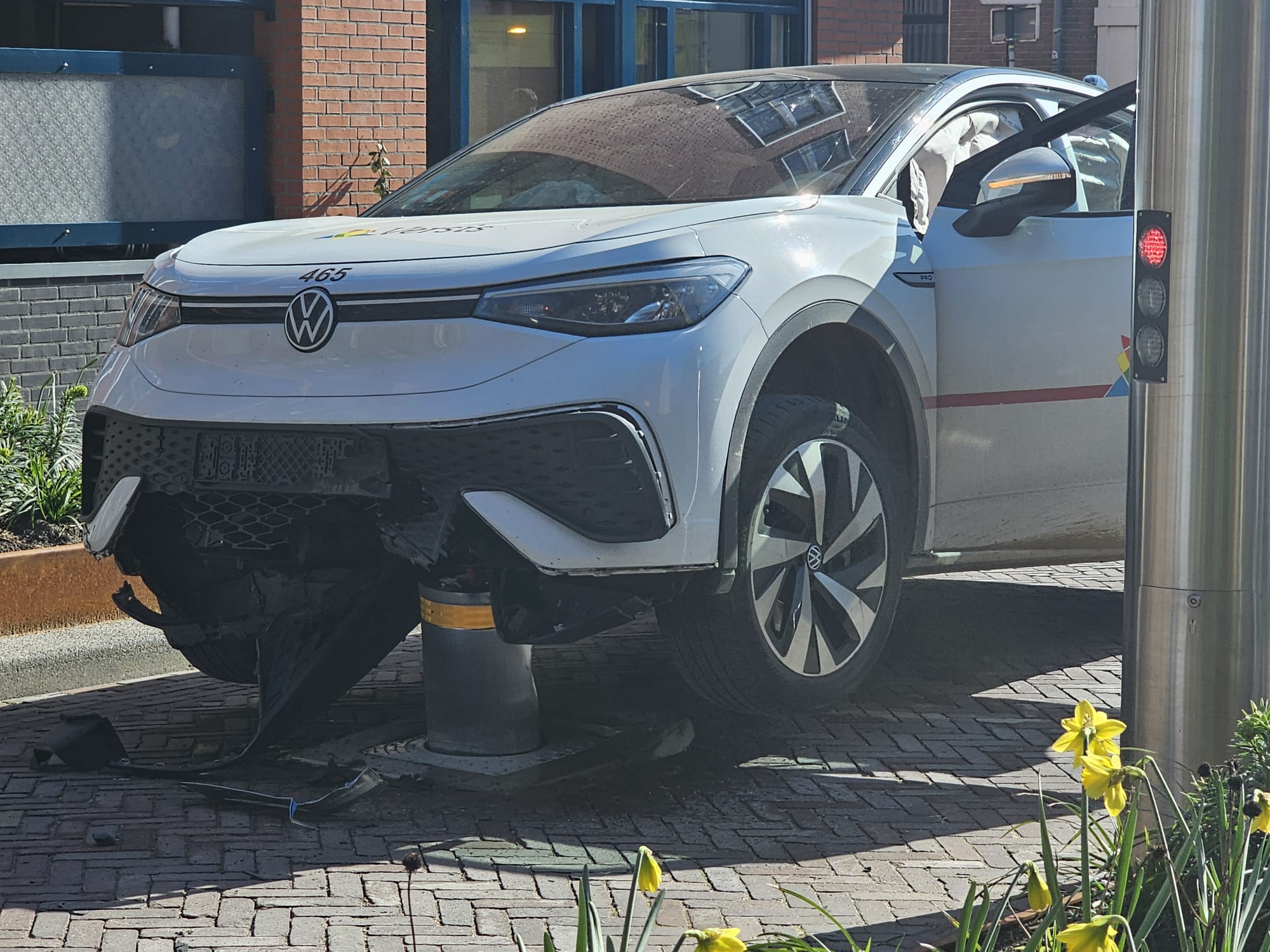 Taxi rijdt op inzinkbare paal