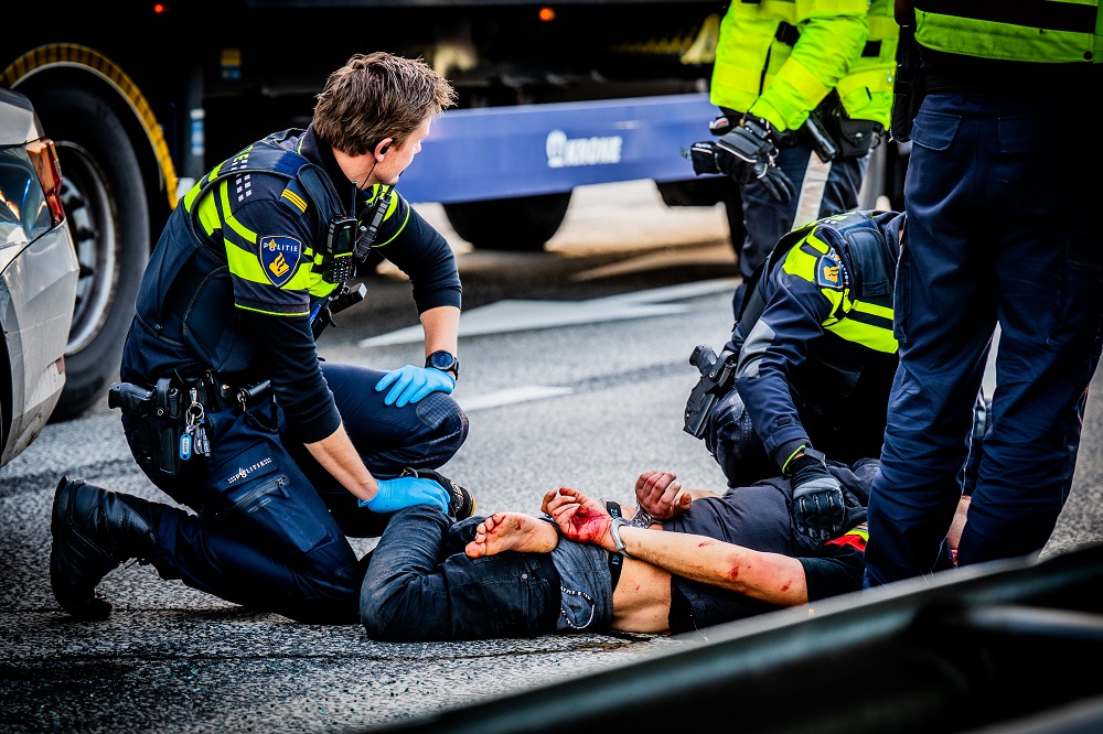 Hongaar racet met 240 km/u over A12 naar Arnhem, agent schiet