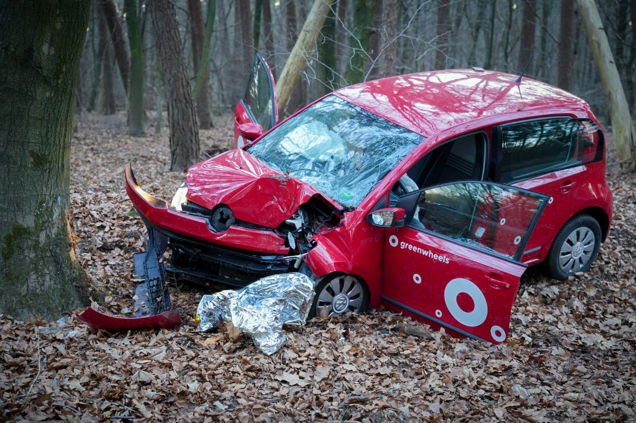 Automobiliste zwaargewond nadat ze boom ramt; traumahelikopter opgeroepen