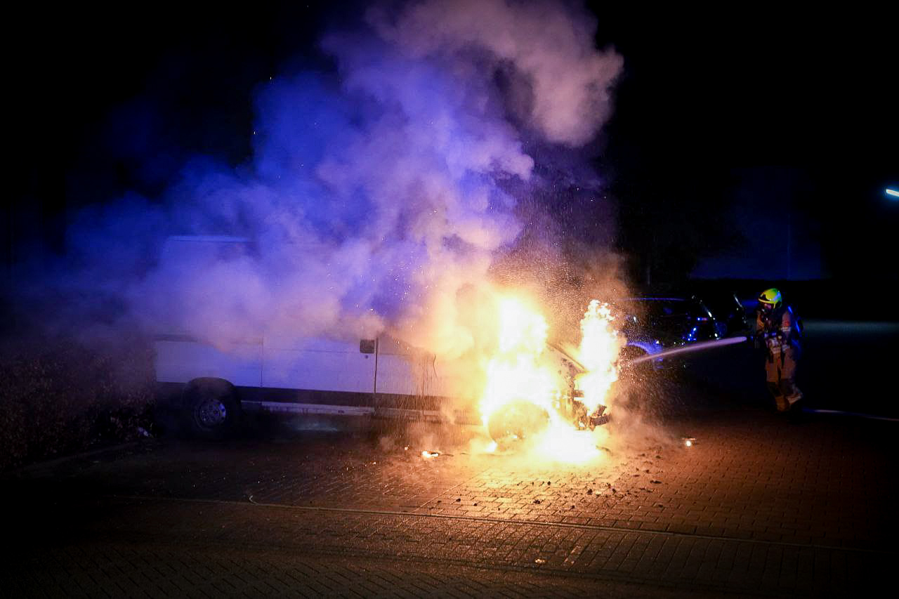 Bestelbus vol met autobanden vliegt in brand