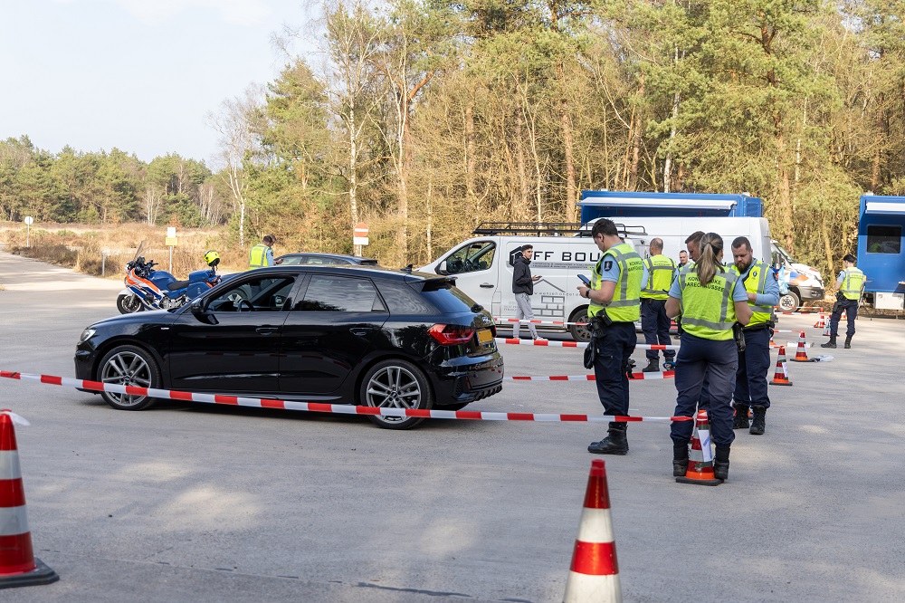 Verkeerscontrole leidt marechaussee naar huis vol illegalen