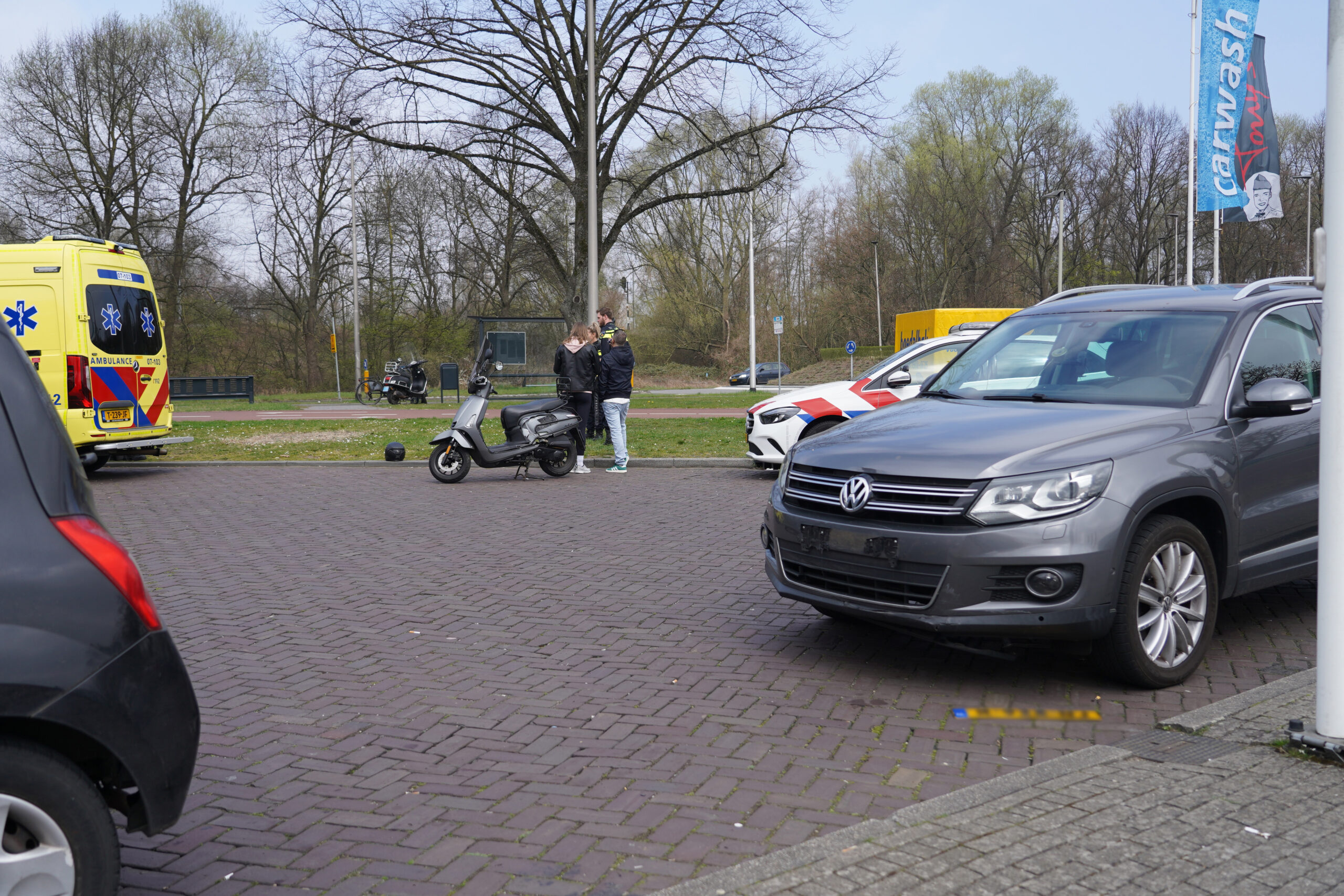 Schade na aanrijding tussen auto en scooter