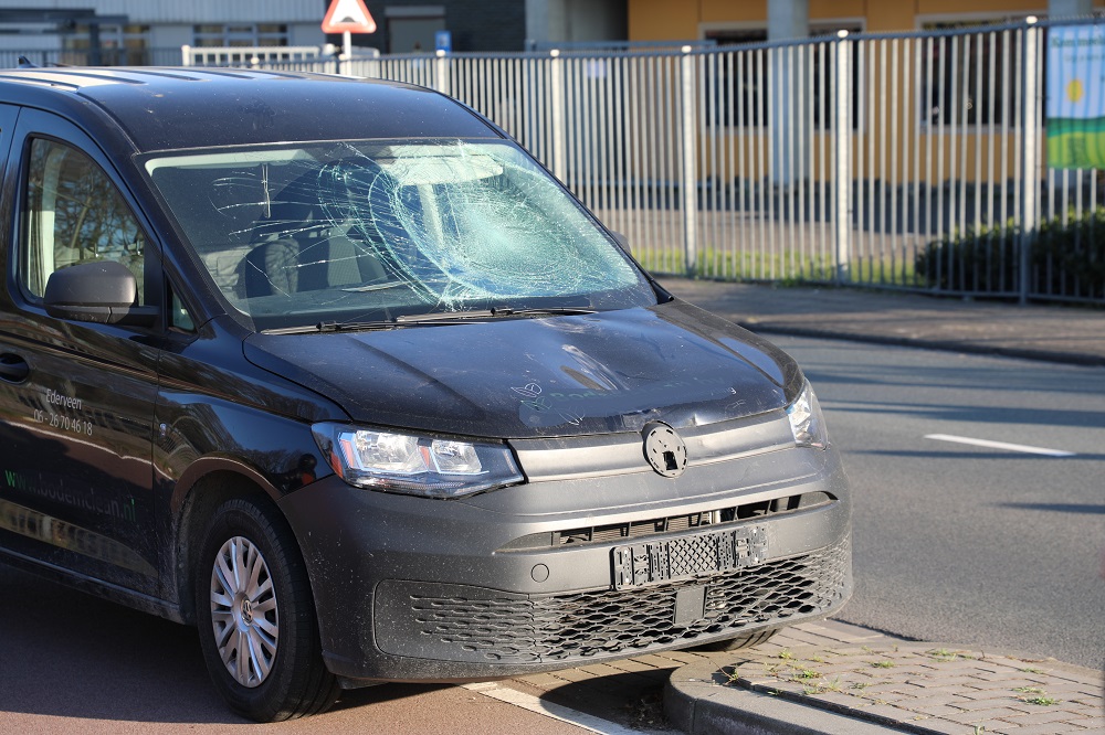 Fatbiker geschept door auto, traumahelikopter opgeroepen