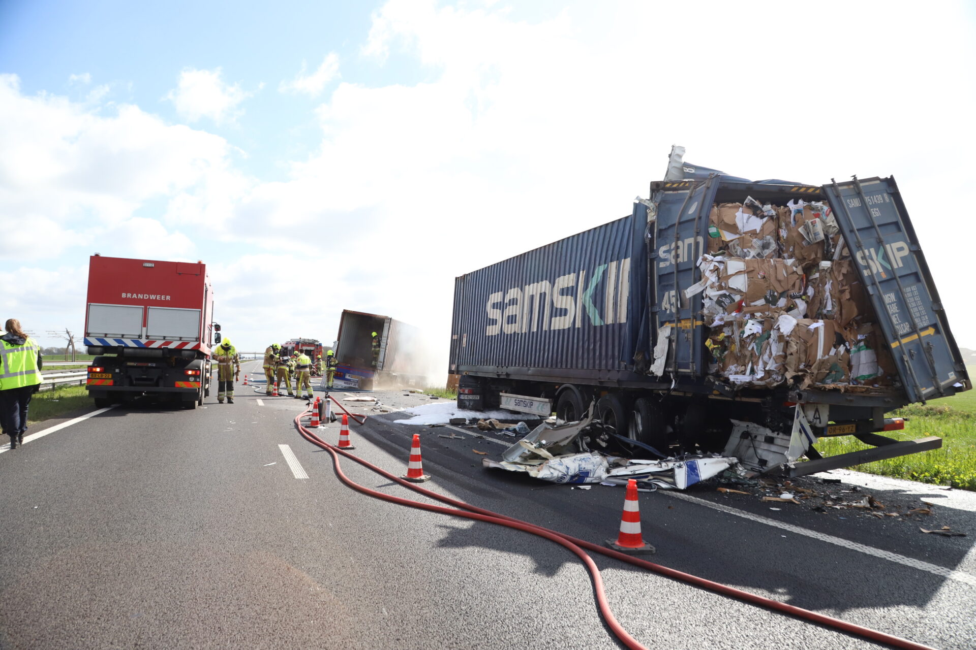 UPDATE: Twee gewonden bij ernstig ongeluk met vrachtwagens: snelweg potdicht