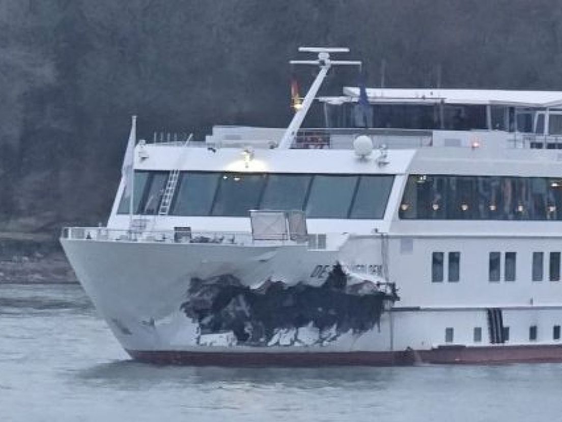 Schip De Zonnebloem aangevaren, vaart stilgelegd door schade