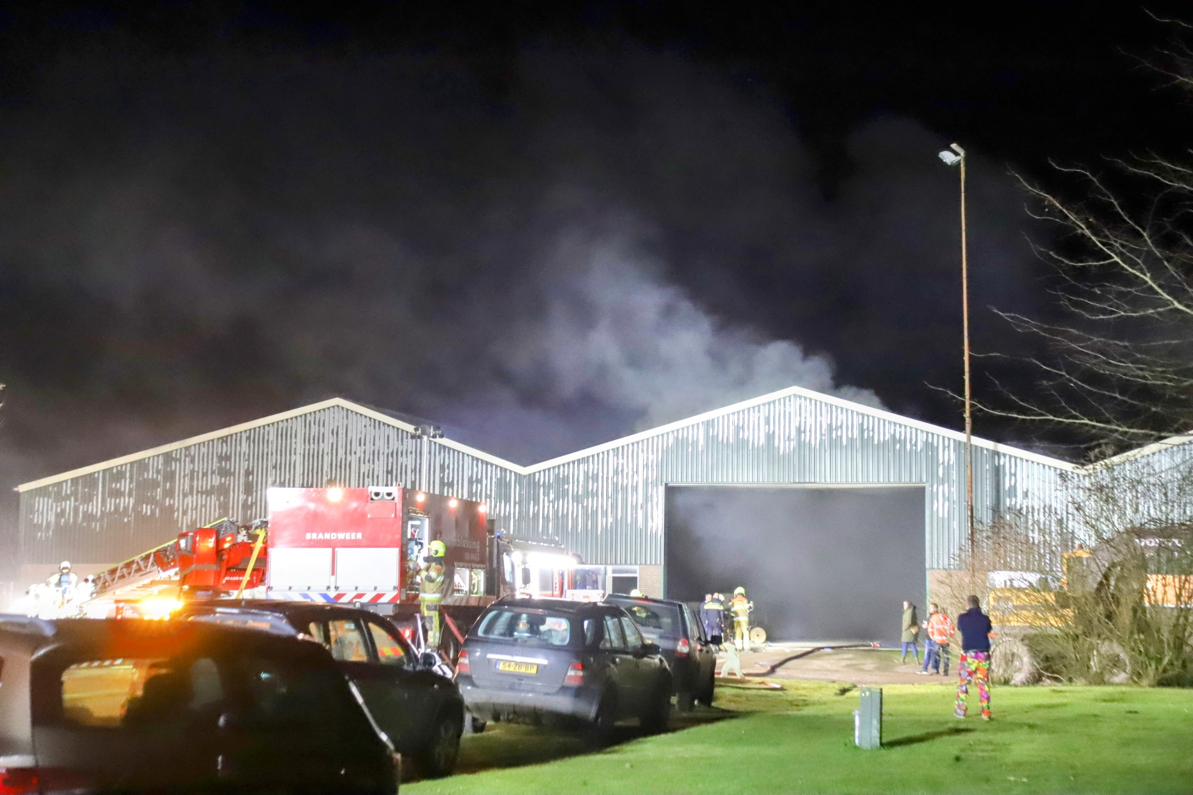 Grote brand in stal, hulpdiensten massaal ter plaatse