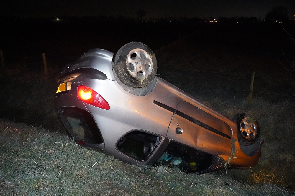 Auto raakt van de weg en belandt op z’n kop in sloot