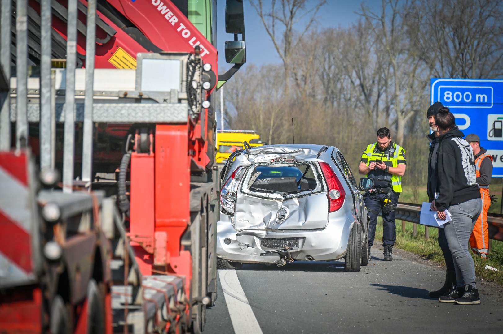 Twee mensen zwaargewond bij ongeval op A325