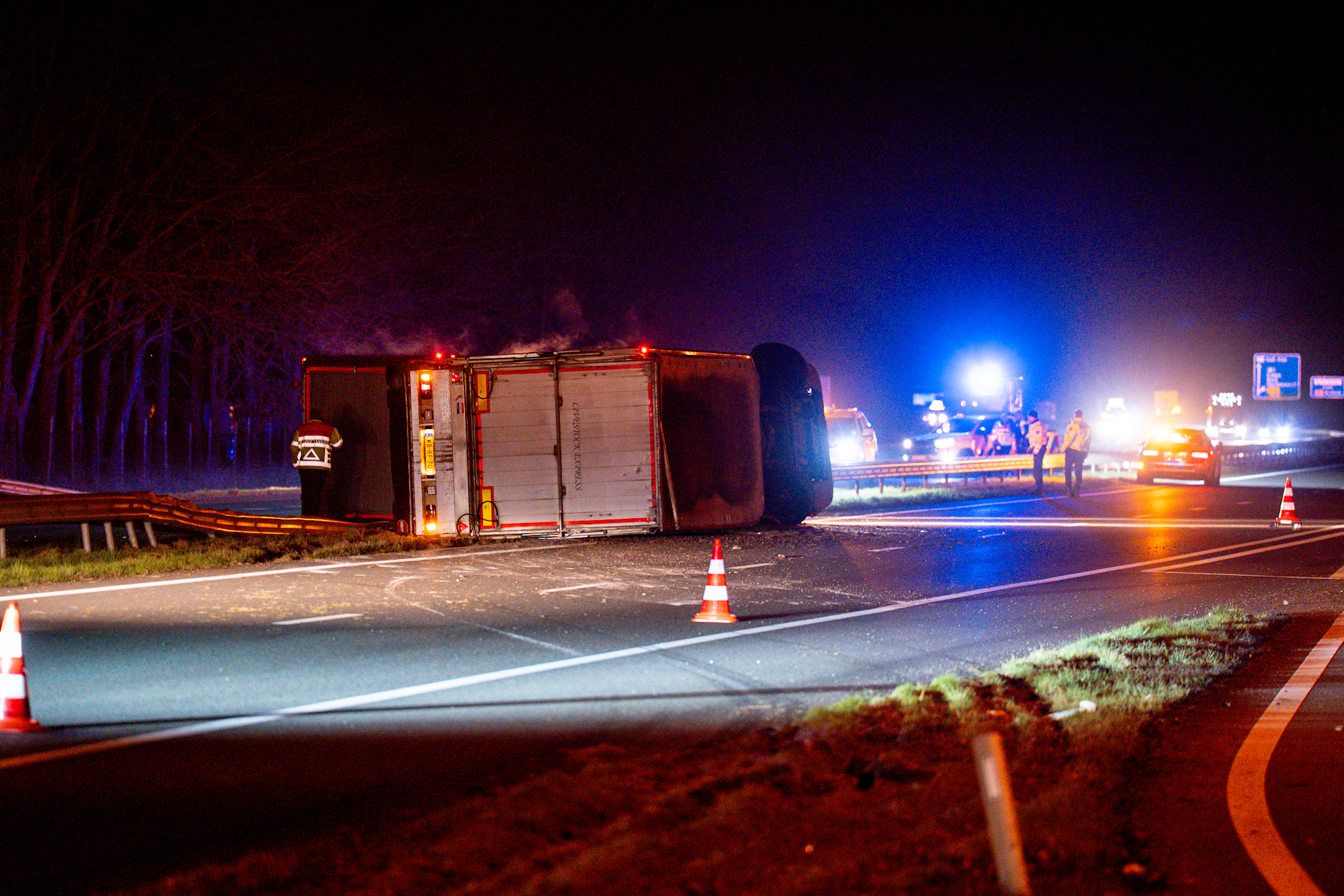 Snelweg volledig dicht door gekantelde vrachtwagen met koeien